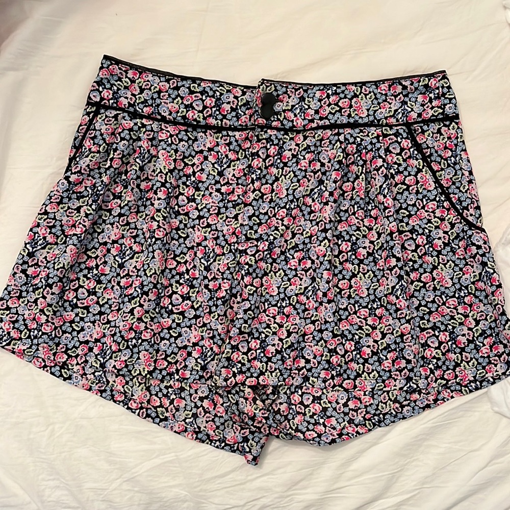 High-wasted floral shorts
